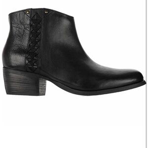 Clark’s Artisan leather bootie size 8.5 women’s
